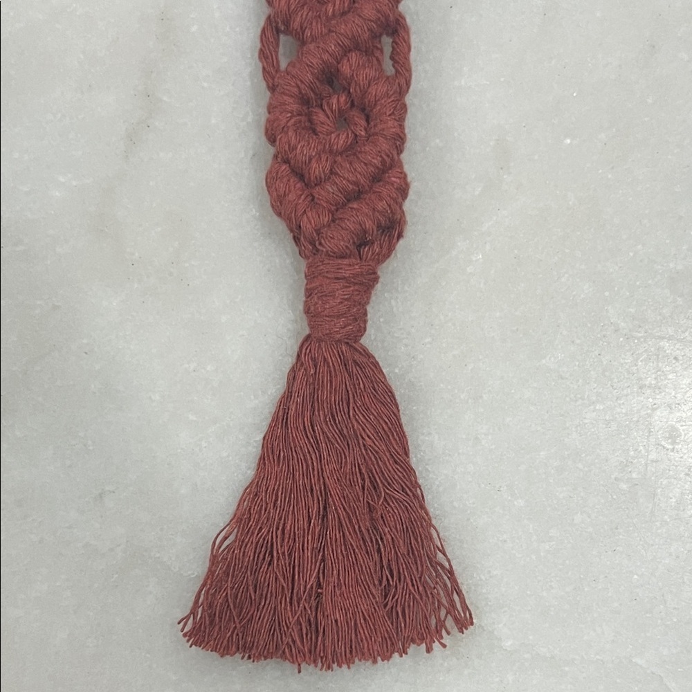 Elegant Macramé Keychain in Rust - Picture 3 of 4